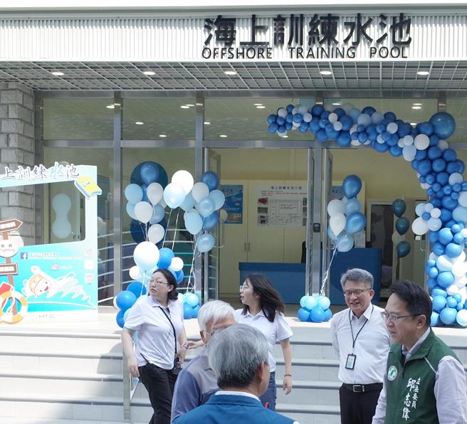 海創專區的訓練水池16日起對外開放使用，民進黨立委邱志偉（右）到場致意。（邱志偉服務處提供／林瑞益高雄傳真）