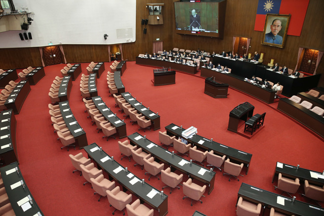 立法院15日院会轮到经济组立委质询行政院长陈建仁，由于民进党立委陈亭妃改书面质询，主持会议的院长韩国瑜一路唱名，后续表订质询的立委未及到场，议场立委座位席上一片空荡。（姚志平摄）