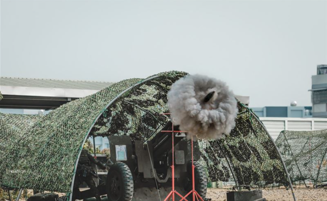 陆军43炮指部「105榴弹炮」实弹射击，发挥专业职能战志昂。(青年日报提供)