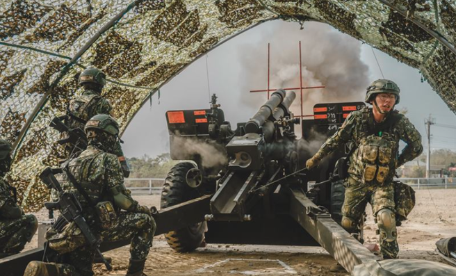 陆军43炮指部「105榴弹炮」实弹射击，发挥专业职能战志昂。(青年日报提供)