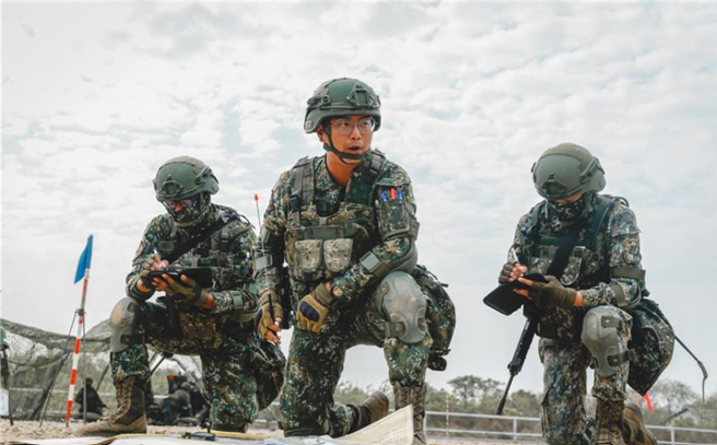 陆军43炮指部「105榴弹炮」实弹射击，发挥专业职能战志昂。(青年日报提供)