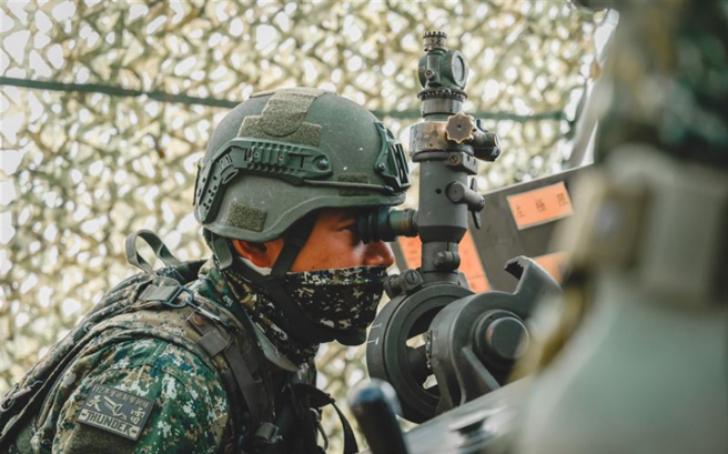 陆军43炮指部「105榴弹炮」实弹射击，发挥专业职能战志昂。(青年日报提供)