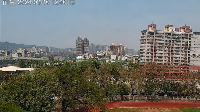 受到台灣環境風場為偏東風至東南風，西半部地區風速弱整體擴散條件不佳，使污染物累積，造成空氣品質不良。（翻攝自空氣品質監測網／林良齊台北傳真）