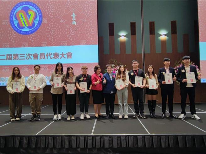 中華民國護理師護士公會全國聯合會16日在大台南會展中心舉辦會員代表大會，現場頒獎表揚「護理之光」得獎者。（讀者提供／洪榮志台南傳真）