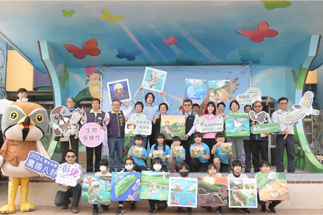 彰化八卦山每年3、4月间都会出现灰面鵟鹰过境的盛大场面，彰化县「鹰扬八卦赏鹰活动」16日揭幕。县长王惠美（二排右六）表示，近年过境数量已从1万多只增为3万多只。（彰化县府提供／陈淑芬彰化传真）