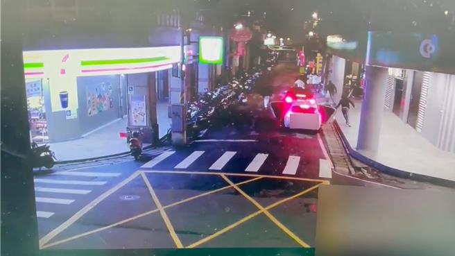 車上衝出多人追砍被害人。（民眾提供）