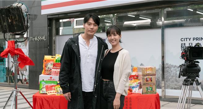 魏蔓（右）和张睿家剧中演夫妻。（大爱提供）