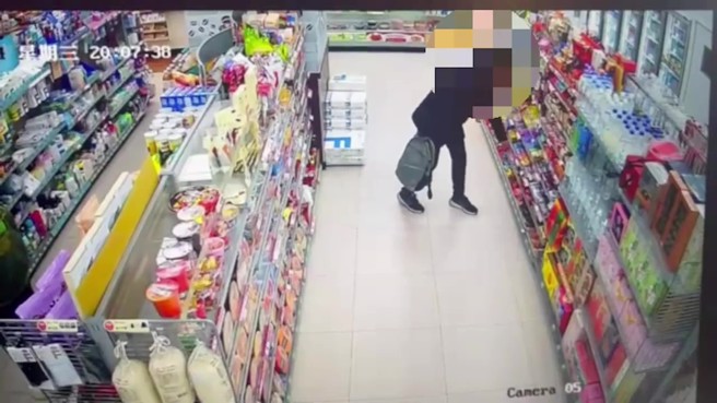 中正紀念堂附近的一間超商，一個月內遭1名45歲葉姓男子5度行竊。（翻攝畫面）