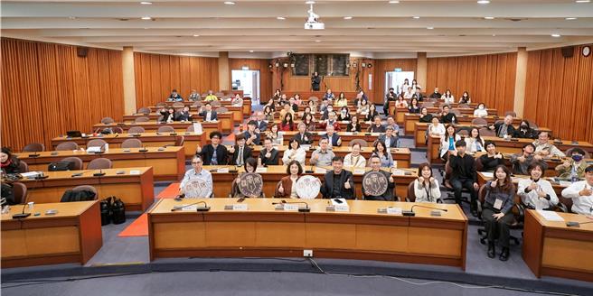 「第36届师大梁实秋文学大师奖」颁奖典礼于16日举行，新锐作家黄瀚峣与旅美资深译者施清真，分别获颁「散文大师奖」及「翻译大师奖」首奖，文坛中坚与新秀齐聚一堂。（台师大提供）