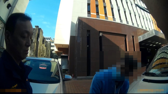 台北市1名宋姓男子，因車輛逾期檢驗，遭監理站註銷車牌，竟懸掛自製「壓克力車牌」上路。（翻攝畫面）