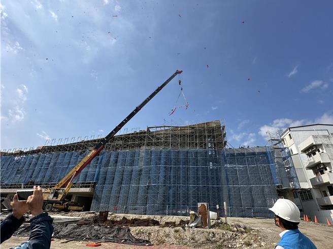 台东民眾、业主免出门就能以手机、电脑线上申报营建空污费。（蔡旻妤摄）