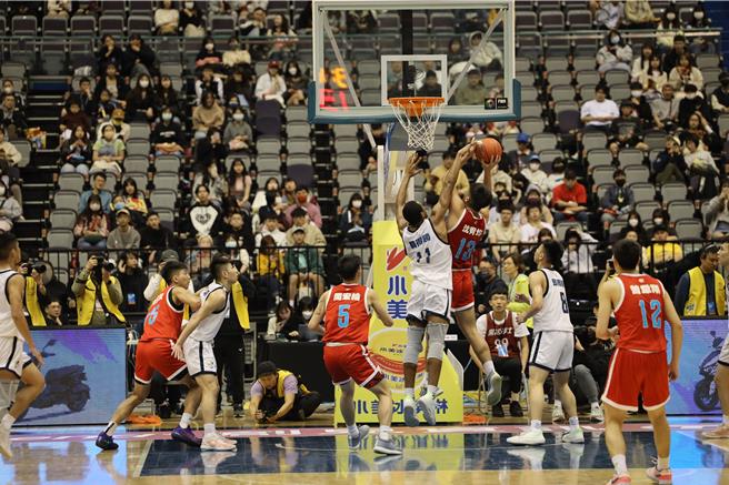 新竹縣東泰高中16日HBL賽事中對決尋求3連霸的新竹市光復高中，上演新竹內戰。（新竹縣府提供／邱立雅竹縣傳真）