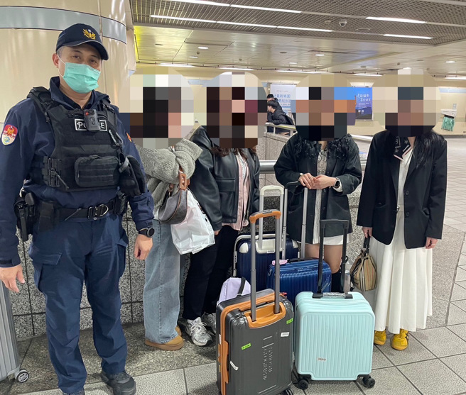日前有4名韓國女子來台旅遊，中午時間他們匆忙地向捷運巡邏員警求助，表示放置在西門捷運站內付費置物櫃內行李箱不見了。（圖／警方提供）