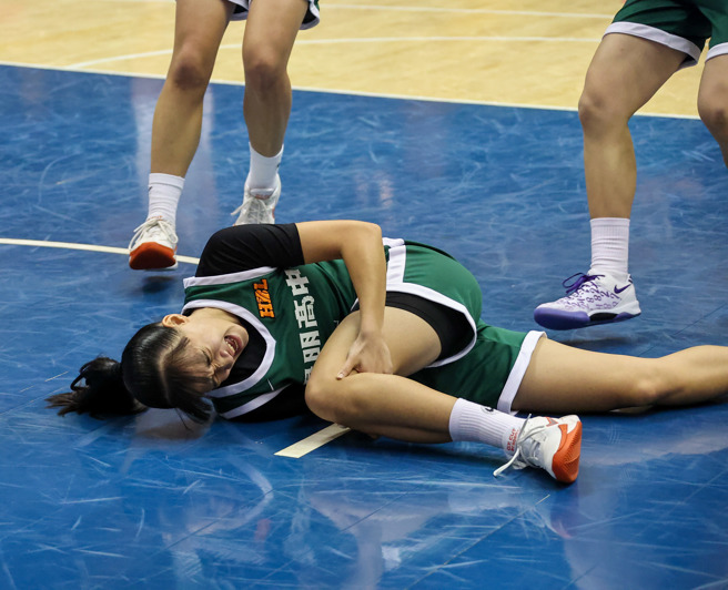 阳明高中球员奋战受伤。（罗永铭摄）