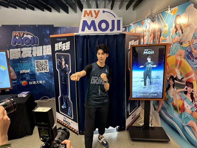 林郁婷跟自己3D分身合照。(黄及人摄)