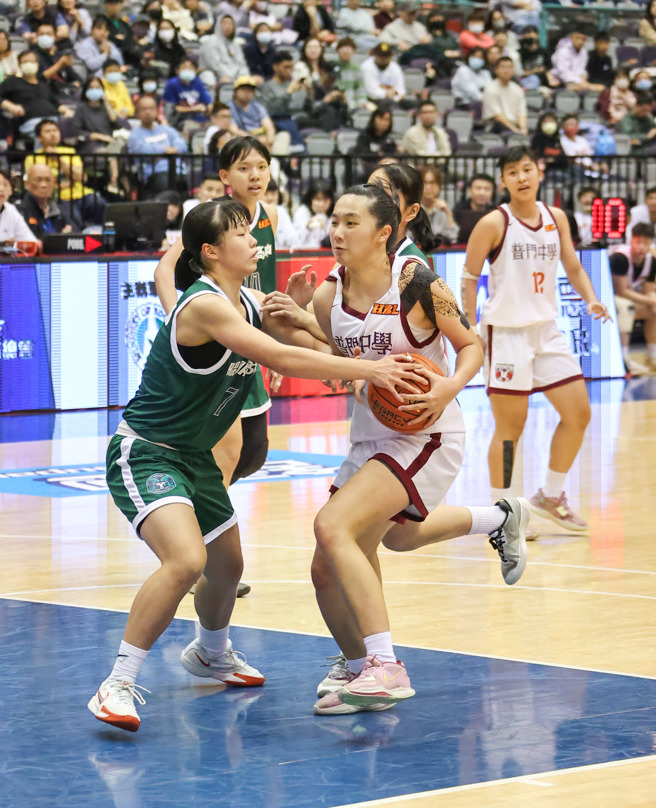 普门中学李郁慈（前右）禁区奋力对抗。（罗永铭摄）