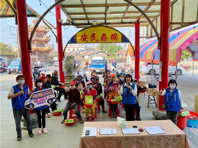 雲林縣政府進行「門牌補發及老舊換新計畫」，北港戶政事務所發現口湖鄉、水林鄉交通較不便，且年長與行動不便者眾多，16日到2鄉舉辦「北港戶政行動列車下鄉服務免費補換發門牌」活動。（張朝欣攝）