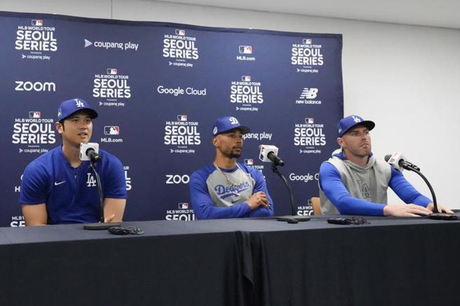 道奇队球星大谷翔平（左起）、贝兹与弗里曼。（美联社）