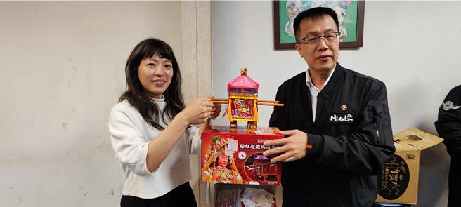 苗栗县警局与白沙屯拱天宫管理委员合作制作妈祖粉红超跑限量小神轿，只要完成三个步骤就可参加抽奖赠送小神轿。（谢明俊摄）