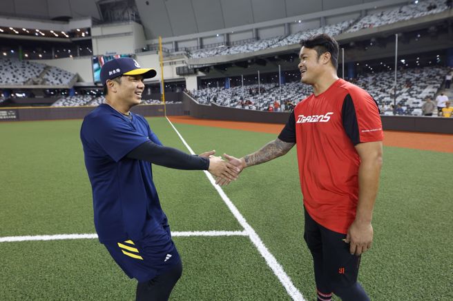 味全龙林智胜（右）赛前与今年球季结束后将卸下球员身分的中信兄弟周思齐握手、拥抱。（味全龙提供）