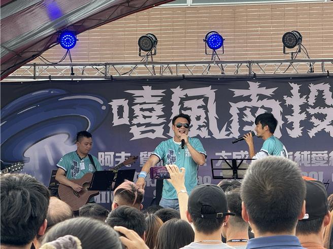 民眾党南投县议员简千翔（中）16日下午在南投县会展中心举办「嘻风南投吹」音乐派对，与友人成立限定乐团「湾岛草民」热血登台献唱。（潘虹恩摄）