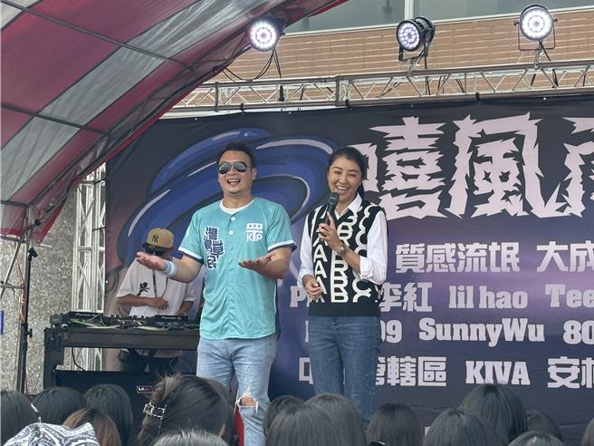民眾党南投县议员简千翔（左）16日下午在南投县会展中心举办「嘻风南投吹」音乐派对，现场邀请10多组嘻哈歌手演出并规画约40摊市集，场面热闹，南投县长许淑华（右）到场共襄盛举。（潘虹恩摄）