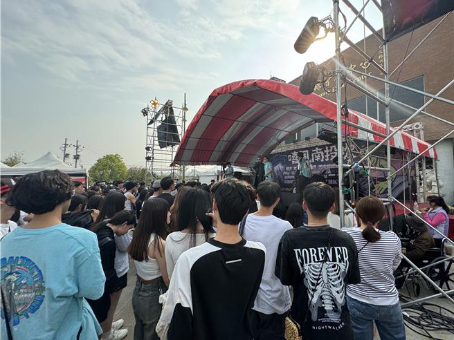 民眾党南投县议员简千翔（左）16日下午在南投县会展中心举办「嘻风南投吹」音乐派对，现场邀请10多组时下火红的嘻哈歌手到场演出，下午1点起陆续吸引数百位年轻人到场同乐。（潘虹恩摄）