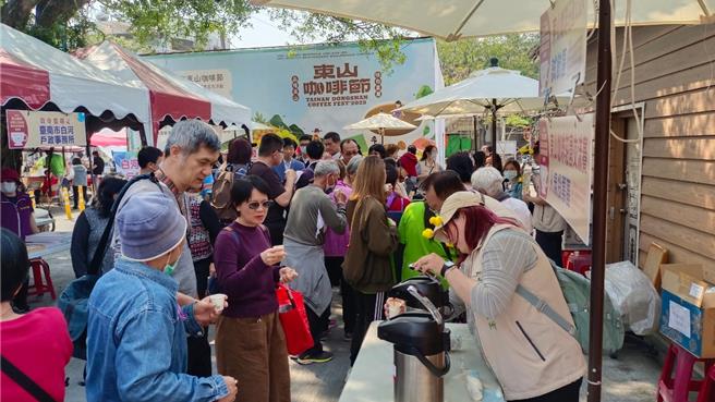 台南市东山区公所16日举办东山咖啡庄园交流赛，吸引不少饕客来品味。（台南市东山区公所提供／张毓翎台南传真）