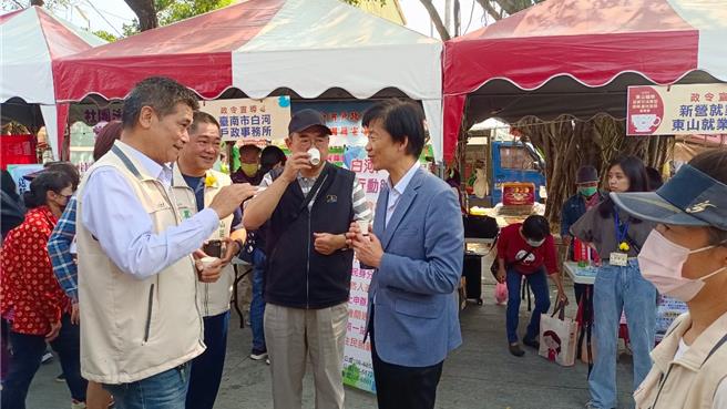 台南市副市长叶泽山（左四）到现场喝咖啡。（东山区公所提供／张毓翎台南传真）