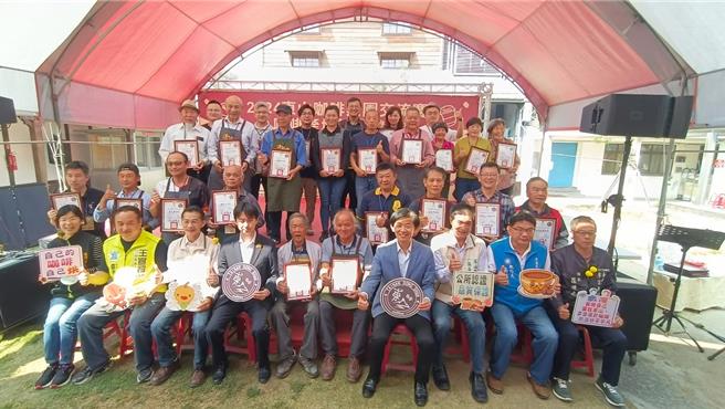 区公所除了办交流赛，同时也颁发证书给24家取得咖啡产地证明标章的业者。（东山区公所提供／张毓翎台南传真）