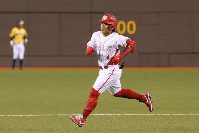 味全龍吉力吉撈・鞏冠在1局下敲出2分炮，是中職官辦熱身賽台北大巨蛋首轟。（杜宜諳攝）