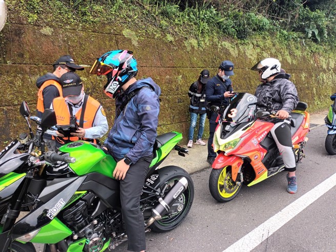 新店警分局今16日會同台北區監理所於北宜公路執行聯合稽查，取締違規改裝、危險駕駛、無照駕駛等交通違規。（圖／警方提供）