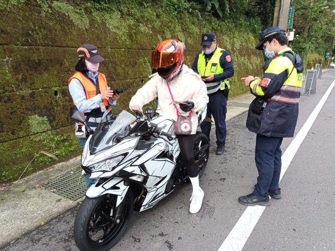 新店警分局今16日會同台北區監理所於北宜公路執行聯合稽查，取締違規改裝、危險駕駛、無照駕駛等交通違規。（圖／警方提供）