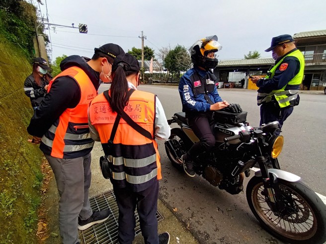 新店警分局今16日會同台北區監理所於北宜公路執行聯合稽查，取締違規改裝、危險駕駛、無照駕駛等交通違規。（圖／警方提供）