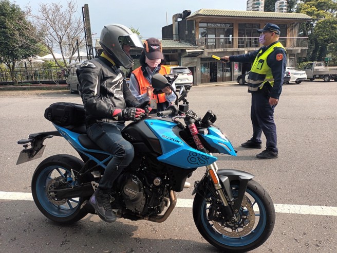新店警分局今16日會同台北區監理所於北宜公路執行聯合稽查，取締違規改裝、危險駕駛、無照駕駛等交通違規。（圖／警方提供）