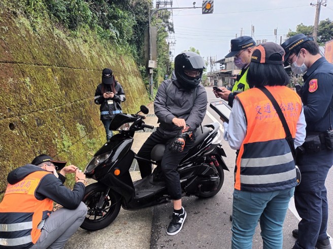 新店警分局今16日會同台北區監理所於北宜公路執行聯合稽查，取締違規改裝、危險駕駛、無照駕駛等交通違規。（圖／警方提供）