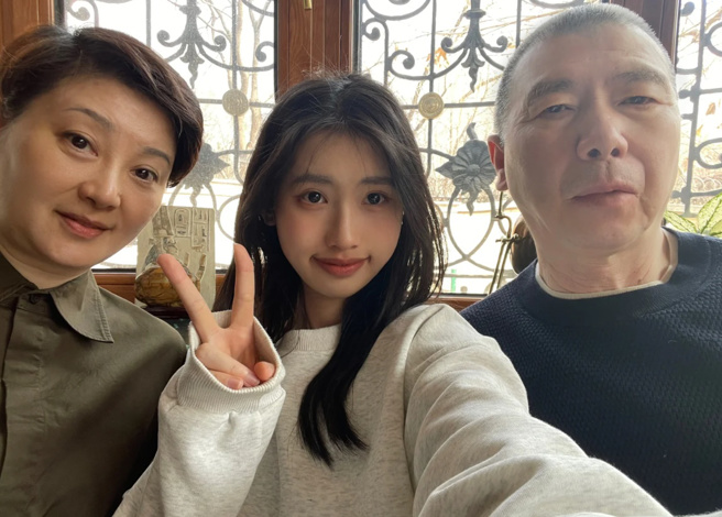 徐朵晒出一家三口照。（图／取自徐朵小红书）