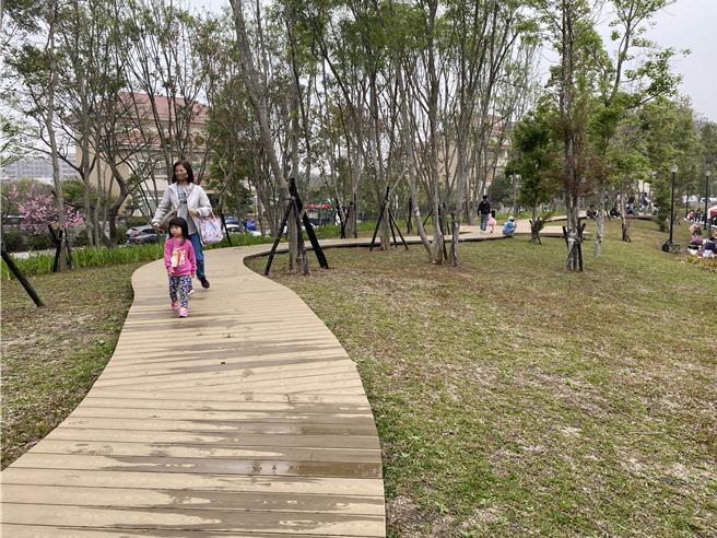 桃園市青園國小校內保留大量樹木。（蔡明亘攝）