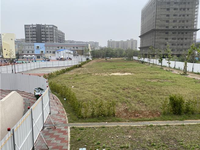 桃園市青園國小2期工程5月開工，預計明年8月竣工，活動中心則預計2026年10月完工。（蔡明亘攝）