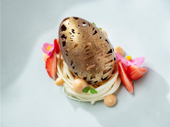 「花生乳酪蛋糕 、榛果慕斯、巧克力」是艾曼纽主厨对復活节经典符码「彩蛋」的诠释，以花生、榛果和巧克力的醇厚滋味为復活节大餐画下完美句点。（台北文华东方酒店提供／吴娮翎台北传真）
