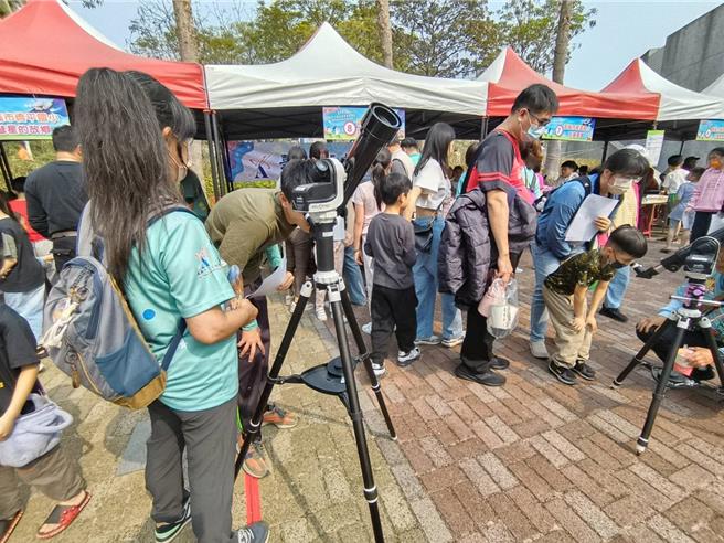 嘉义市今天有「诸罗春分天文日创意市集」，民眾体验用高倍望远镜观天象。（廖素慧摄）