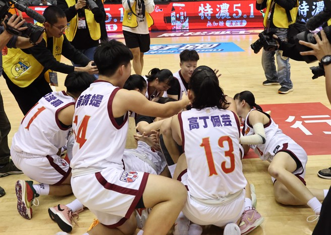 普門中學收下112學年HBL女甲冠軍賽門票，全隊相當興奮。（羅永銘攝）