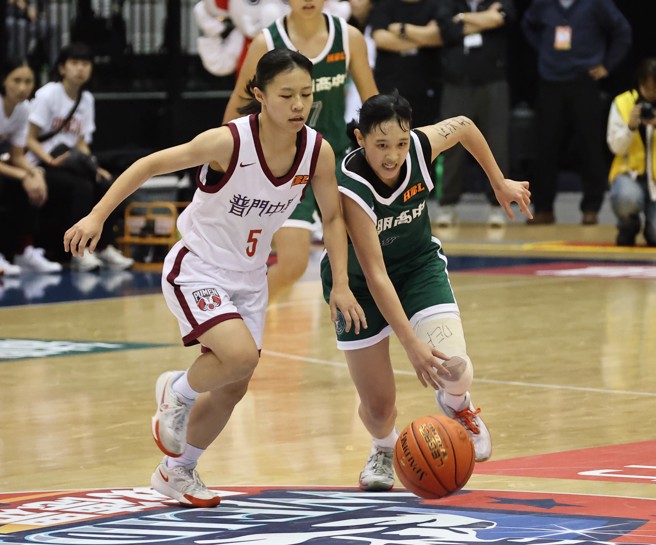普門中學陳妤瑩（左）貢獻10分、10籃板、4助攻。（羅永銘攝）