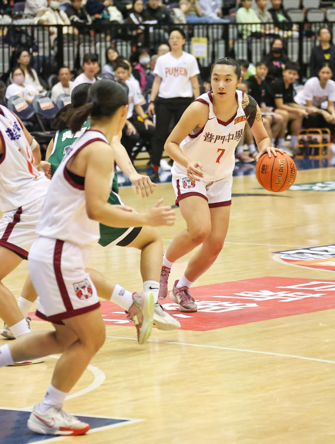 普門李郁慈（右）攻下16分、6籃板、3抄截。（羅永銘攝）