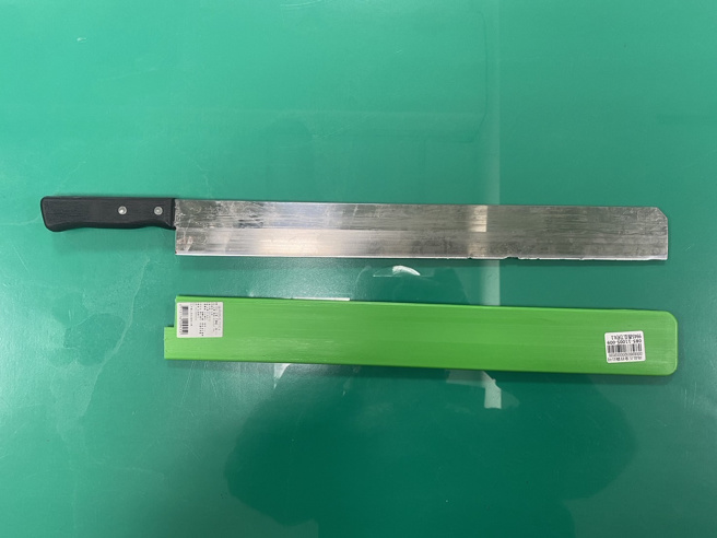 今16日下午15时许，台北市南港区昆阳街发生一起持刀案，有一男子手持西瓜刀对路人咆哮。（翻摄画面）