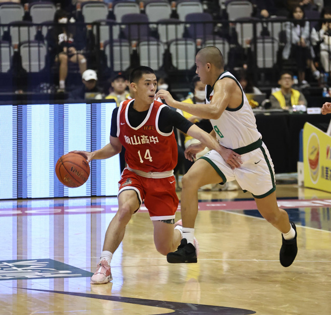 南山曹佑寧（左）全场三分球6投3中、攻下全队最高16分，荣膺单场MVP。（罗永铭摄）
