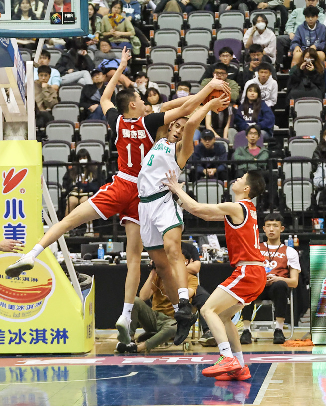 松山高中「小黑」林现惟（中）奋力拿下19分。（罗永铭摄）