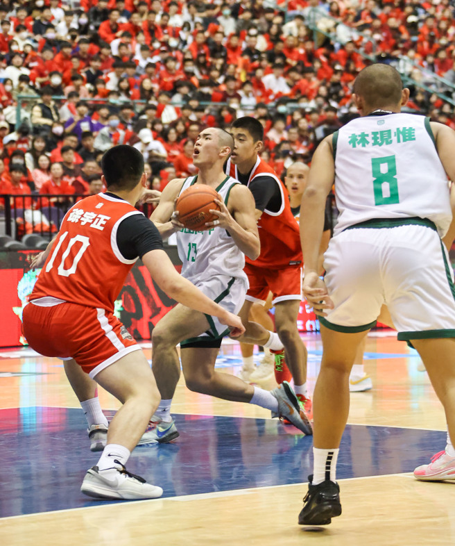 松山高中叶旭森（左2）20分、11篮板。（罗永铭摄）