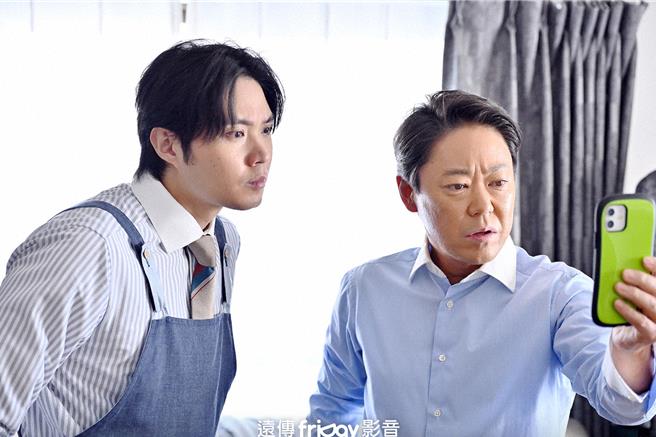磯村勇斗（左）和阿部貞夫在《極度不妥！》中互動逗趣。（friDay影音提供）