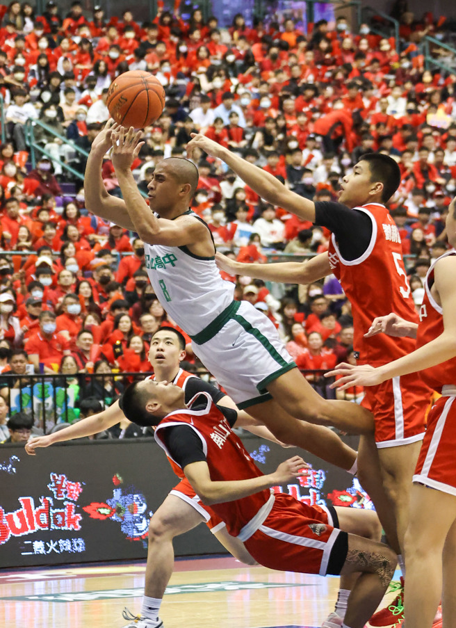 松山高中林现惟（中）出赛将近38分钟，攻下19分。（罗永铭摄）
